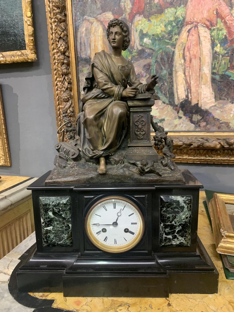 Antico orologio a pendolo scultura in bronzo marmo nero e marmo verde epoca  XIX secolo