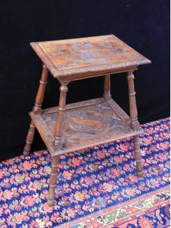 Importante tavolino rotondo da salotto finemente intarsiato con disegno  floreale in stile Inglese Vittoriano
